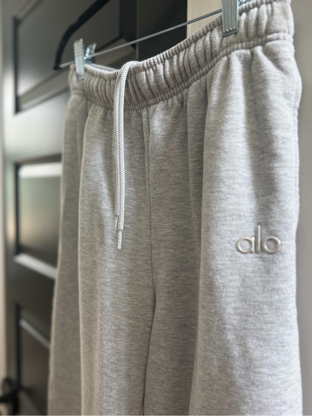 ALO accolade sweatpant - Picture 2 of 3